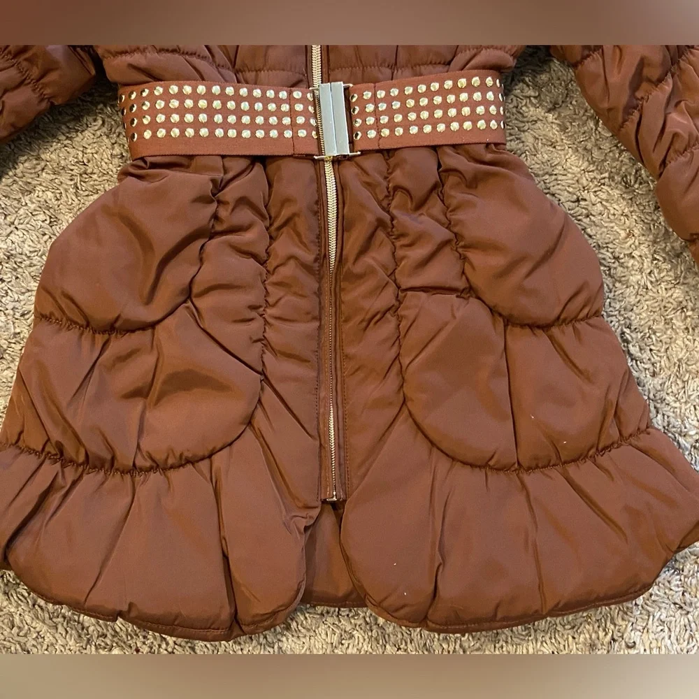 Le Chic‎ Boutique Girls Brown Puffer Jacket with Hood, Belt, Fitted Waist 5/6
